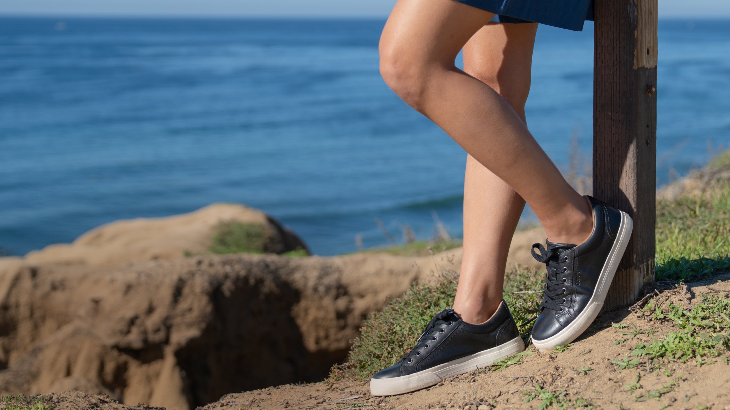 Model wearing Earth Shoes Dailey sneakers in black