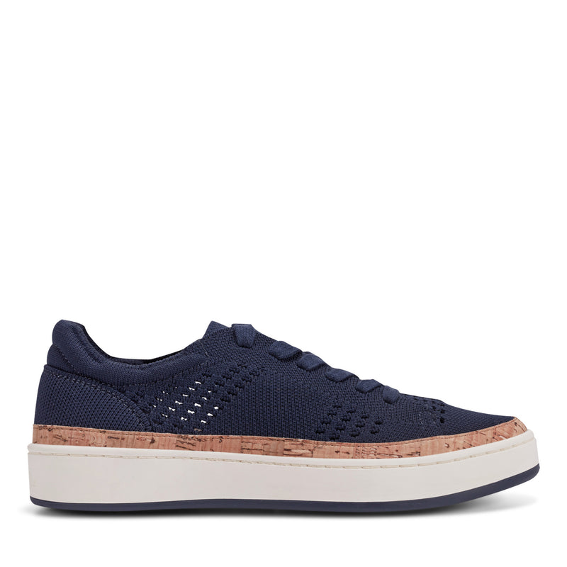 Knight Round Toe Lace-up Casual Sneakers